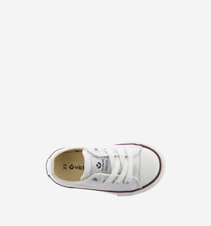 Λευκά (Blanco) παιδικά sneakers Victoria με λευκή σόλα, κορδόνια και λαστιχένια μύτη, ιδανικά για καθημερινή χρήση. Λευκά άσπρα σταράκια για αγόρι για κορίτσι ιδανικά για βόλτα γάμο βάπτιση