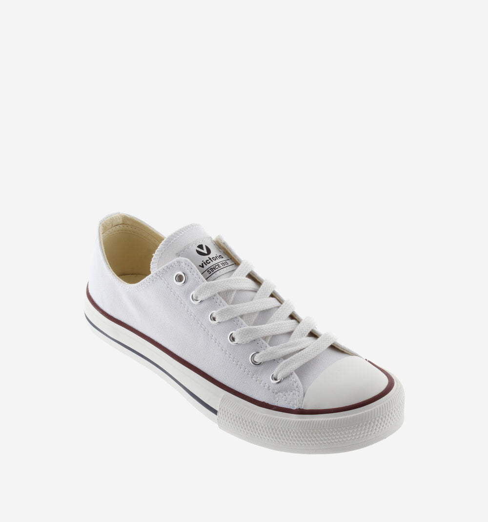 Λευκά (Blanco) παιδικά sneakers Victoria με λευκή σόλα, κορδόνια και λαστιχένια μύτη, ιδανικά για καθημερινή χρήση. Λευκά άσπρα σταράκια για αγόρι για κορίτσι ιδανικά για βόλτα γάμο βάπτιση