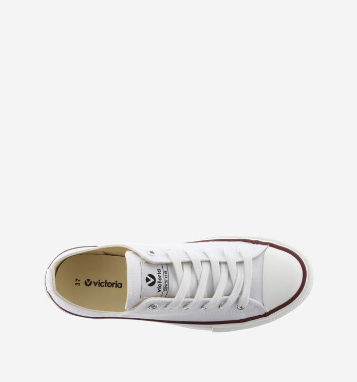 Λευκά (Blanco) παιδικά sneakers Victoria με λευκή σόλα, κορδόνια και λαστιχένια μύτη, ιδανικά για καθημερινή χρήση. Λευκά άσπρα σταράκια για αγόρι για κορίτσι ιδανικά για βόλτα γάμο βάπτιση