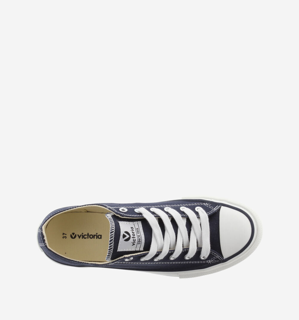 Ναυτικά μπλε (Marino) παιδικά sneakers Victoria με λευκή σόλα, λαστιχένια μύτη και λευκά κορδόνια, ιδανικά για καθημερινή χρήση. Σταράκια για αγόρι κορίτσι μπλε χρώμα ιδανικά για βόλτα γάμο βάπτιση έξοδο