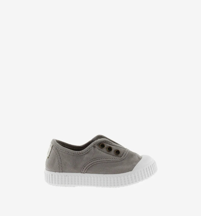 Μπεζ παιδικά sneakers Victoria από βαμβακερό ύφασμα, με λευκή σόλα και slip-on εφαρμογή, ιδανικά για καθημερινή χρήση. Καθημερινά πάνινα καλοκαιρινά παπούτσια για αγόρι βρέφος ιδανικά για βόλτα βάπτιση