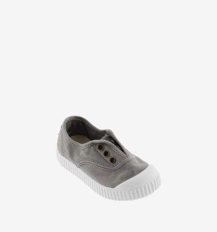 Μπεζ παιδικά sneakers Victoria από βαμβακερό ύφασμα, με λευκή σόλα και slip-on εφαρμογή, ιδανικά για καθημερινή χρήση. Καθημερινά πάνινα καλοκαιρινά παπούτσια για αγόρι βρέφος ιδανικά για βόλτα βάπτιση