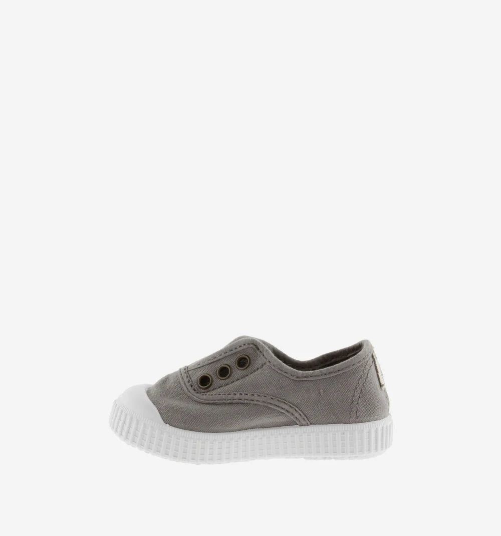 Μπεζ παιδικά sneakers Victoria από βαμβακερό ύφασμα, με λευκή σόλα και slip-on εφαρμογή, ιδανικά για καθημερινή χρήση. Καθημερινά πάνινα καλοκαιρινά παπούτσια για αγόρι βρέφος ιδανικά για βόλτα βάπτιση