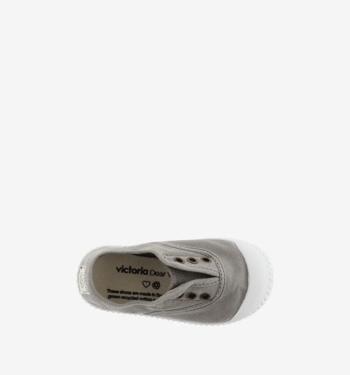 Μπεζ παιδικά sneakers Victoria από βαμβακερό ύφασμα, με λευκή σόλα και slip-on εφαρμογή, ιδανικά για καθημερινή χρήση. Καθημερινά πάνινα καλοκαιρινά παπούτσια για αγόρι βρέφος ιδανικά για βόλτα βάπτιση