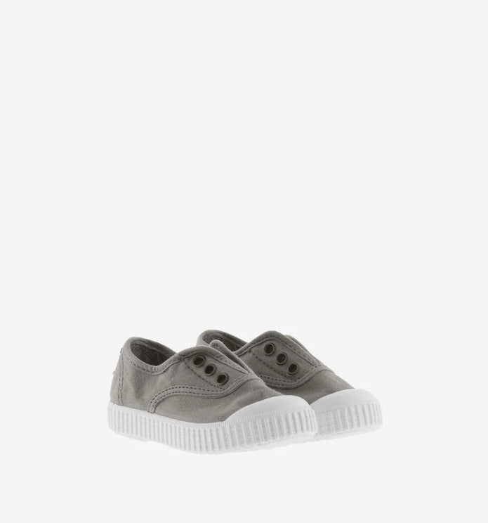 Μπεζ παιδικά sneakers Victoria από βαμβακερό ύφασμα, με λευκή σόλα και slip-on εφαρμογή, ιδανικά για καθημερινή χρήση. Καθημερινά πάνινα καλοκαιρινά παπούτσια για αγόρι βρέφος ιδανικά για βόλτα βάπτιση