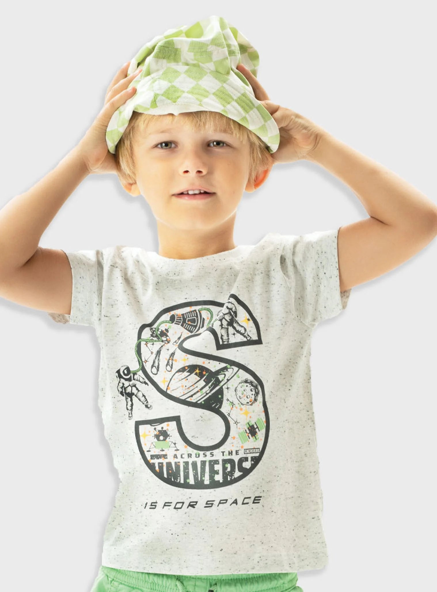 Παιδικό t-shirt Energiers με στάμπα διαστήματος και γράμμα S σε μελανζέ λευκή απόχρωση