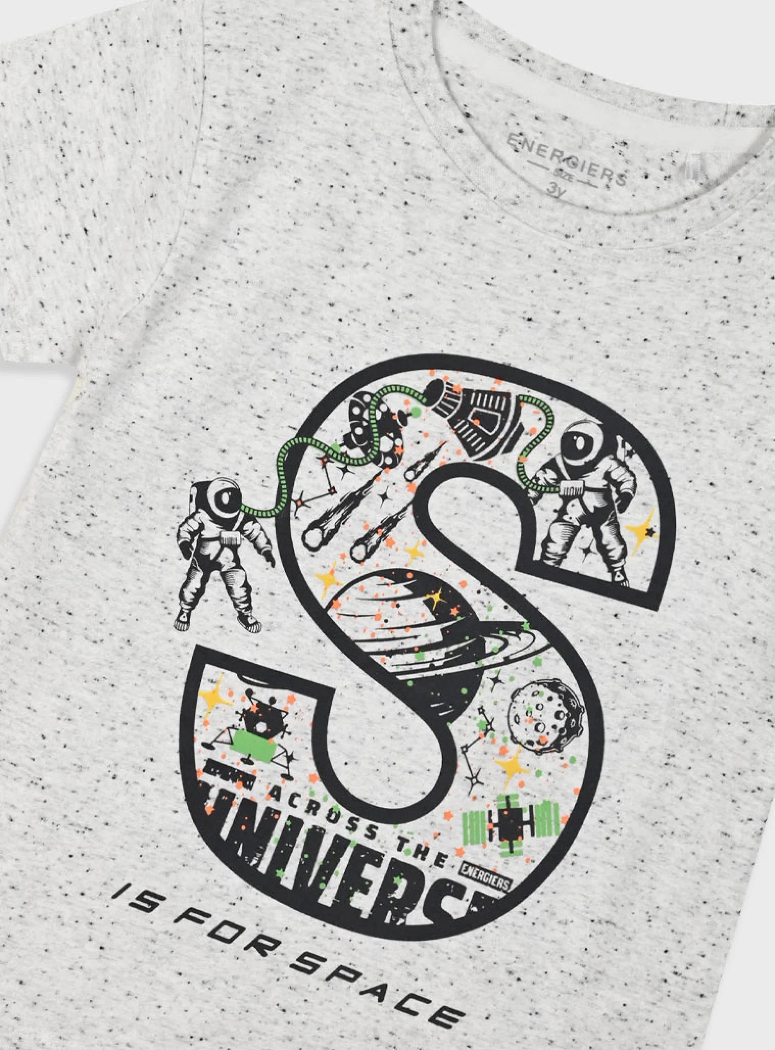 Παιδικό t-shirt Energiers με στάμπα διαστήματος και γράμμα S σε μελανζέ λευκή απόχρωση
