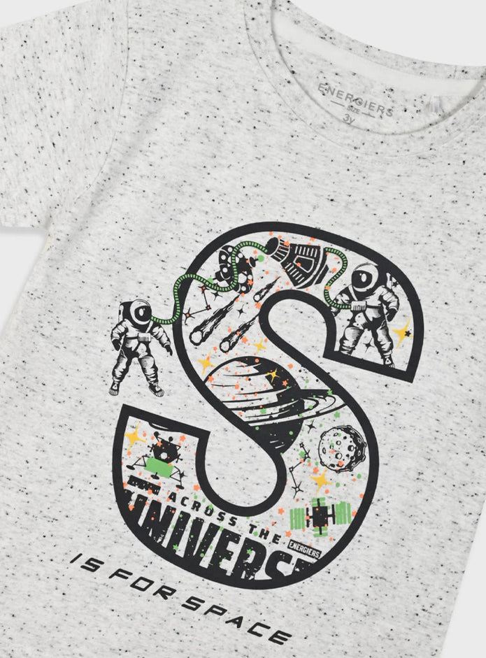 Παιδικό t-shirt Energiers με στάμπα διαστήματος και γράμμα S σε μελανζέ λευκή απόχρωση