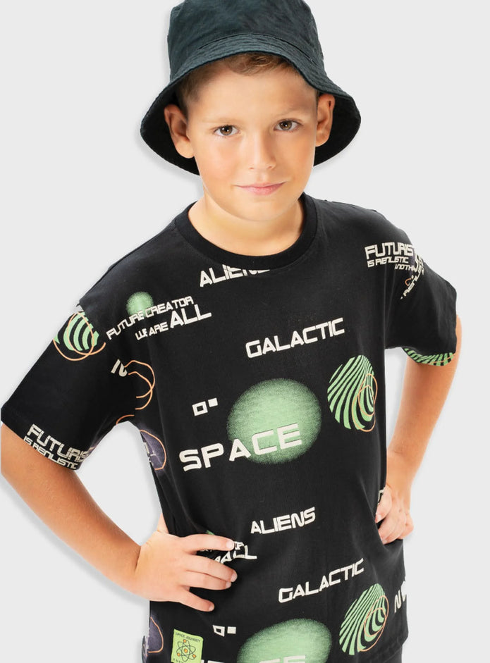 Αγόρι φοράει το μαύρο t-shirt Energiers με καπέλο και στυλ διαστημικής αποστολής