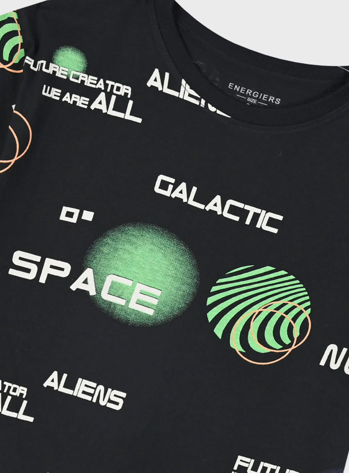 Λεπτομέρεια του μαύρου t-shirt Energiers με τύπωμα