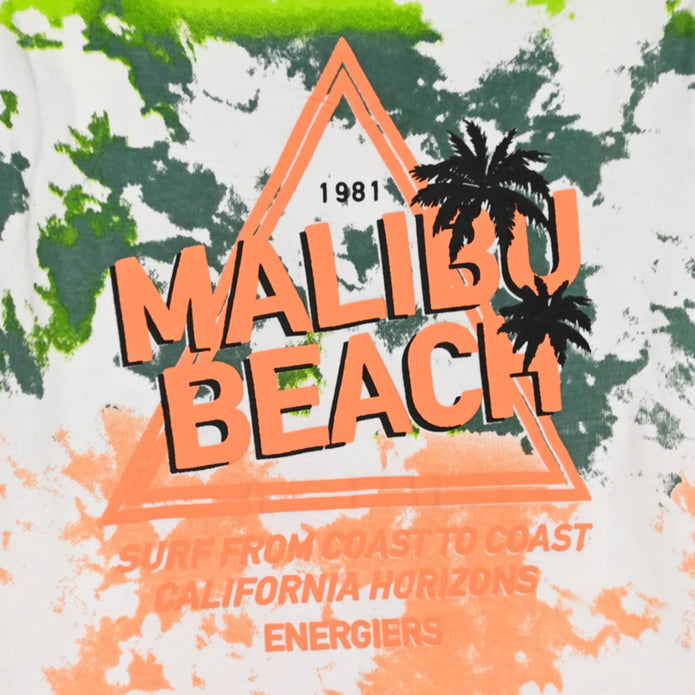 Κοντινή εικόνα σχεδίου μπλουζάκι Malibu Beach με ζωντανά χρώματα.
