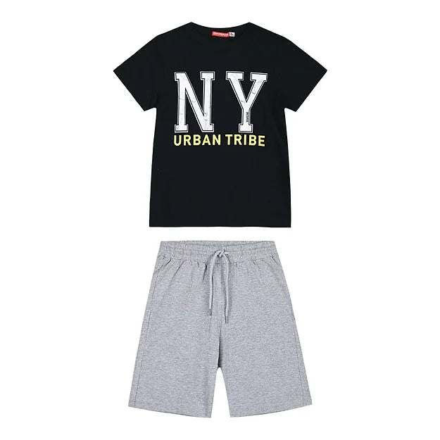 Παιδικό σετ με μαύρο μπλουζάκι "NY Urban Tribe" και γκρι σορτς, επίπεδη παρουσίαση.