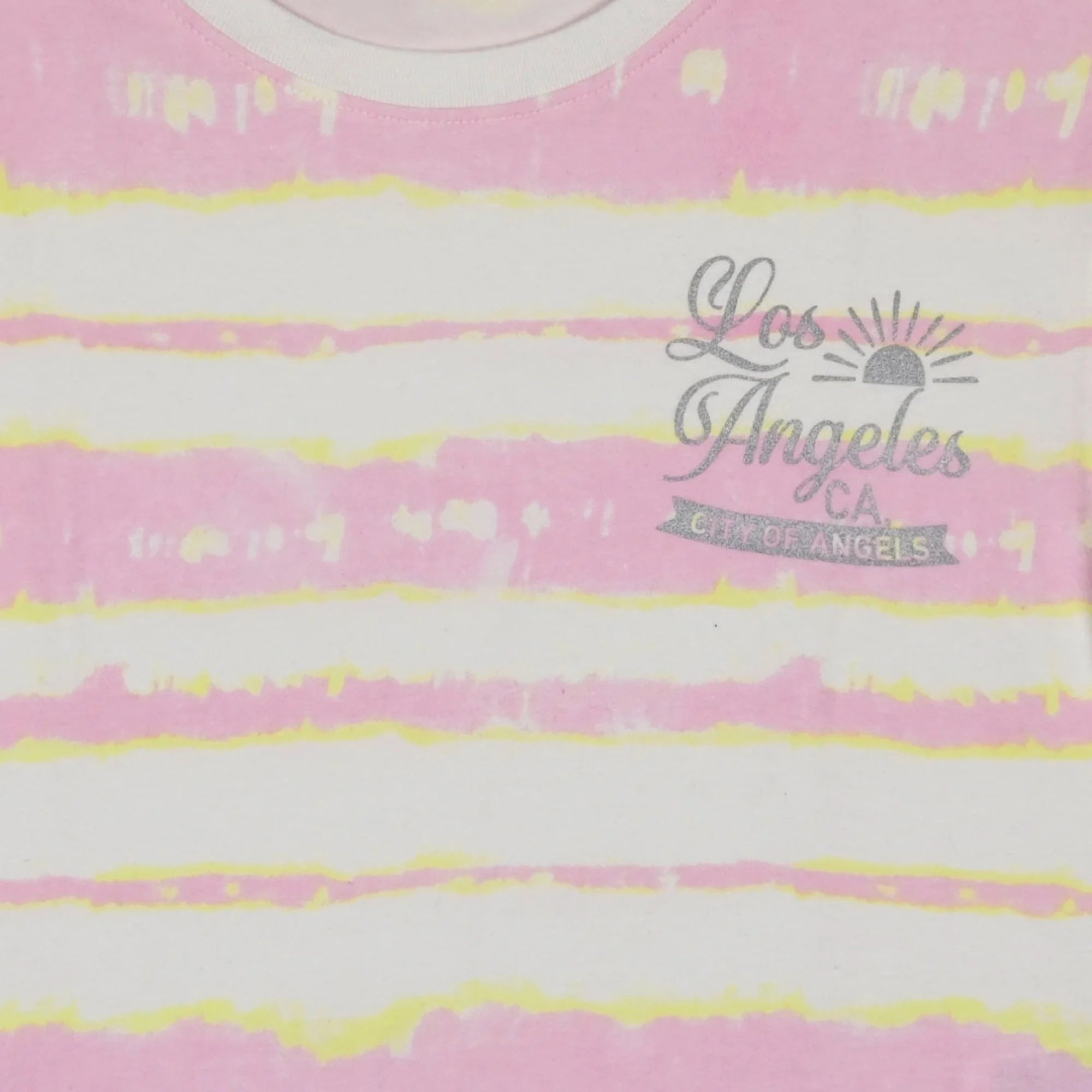 Σετ παιδικό κοριτσίστικο με ριγέ μπλουζάκι σε ροζ και κίτρινο χρώμα και σορτσάκι με αντίστοιχο μοτίβο. Το μπλουζάκι έχει διακριτική στάμπα με την επιγραφή