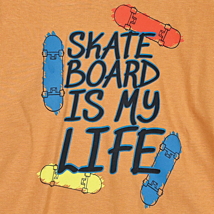 Εικόνα κοντινή με σχέδιο skateboard σε κίτρινη μπλούζα με το μήνυμα