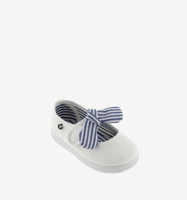 Λευκές παιδικές βρεφικές  μπαλαρίνες Victoria με ριγέ μπλε-λευκό φιόγκο και αυτοκόλλητο κλείσιμο, ιδανικές για κορίτσια. Ιδανικές για βάπτιση και έξοδο βόλτα 