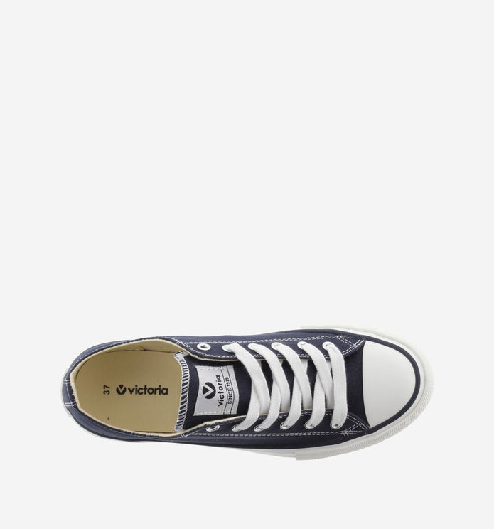 Ναυτικά μπλε (Marino) παιδικά sneakers Victoria με λευκή σόλα, λαστιχένια μύτη και λευκά κορδόνια, ιδανικά για καθημερινή χρήση. Σταράκια για αγόρι κορίτσι μπλε χρώμα ιδανικά για βόλτα γάμο βάπτιση έξοδο 