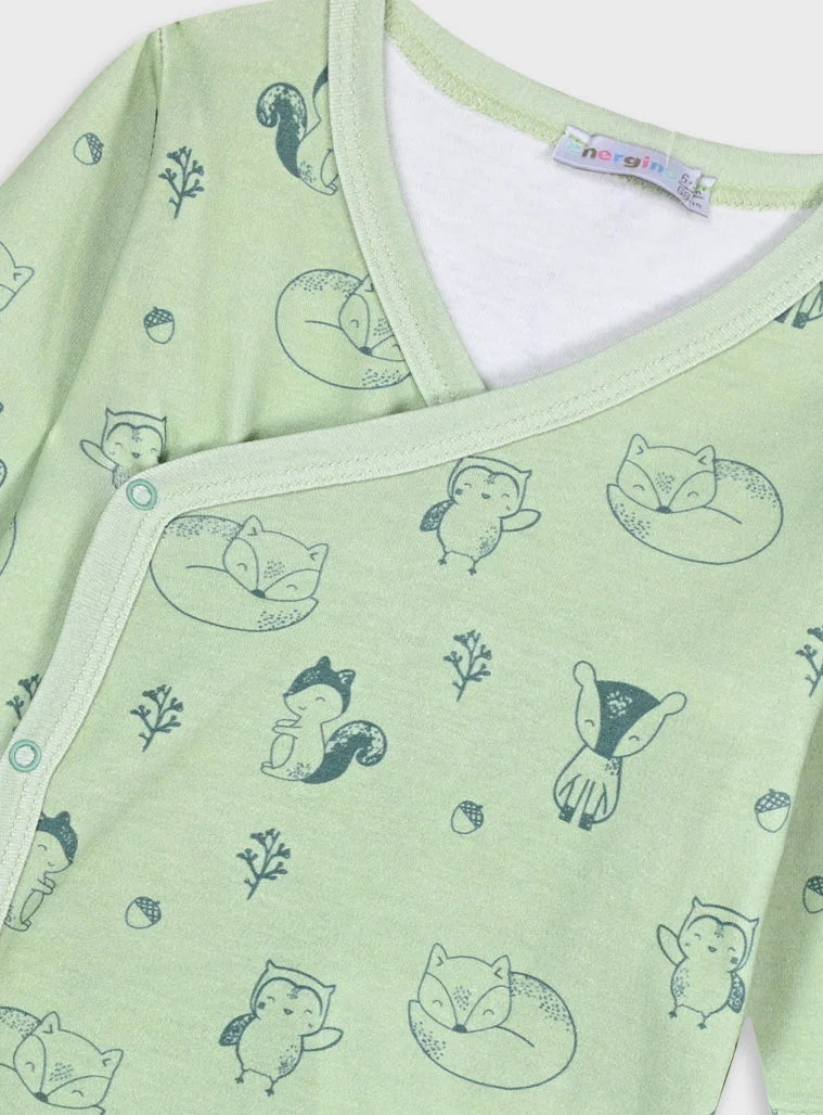 Βρεφικό φορμάκι Energiers σε σκονισμένο πράσινο με ζωάκια – λεπτομέρεια επάνω μέρους

Βρεφικό φορμάκι Energiers σε σκονισμένο πράσινο – λεπτομέρεια σχεδίων

Πίσω όψη σετ 2 τεμαχίων βρεφικών φορμάκων Energiers – πράσινο & λευκό

Σετ 2 βρεφικά φορμάκια Energiers σκονισμένο πράσινο – μπροστινή όψη