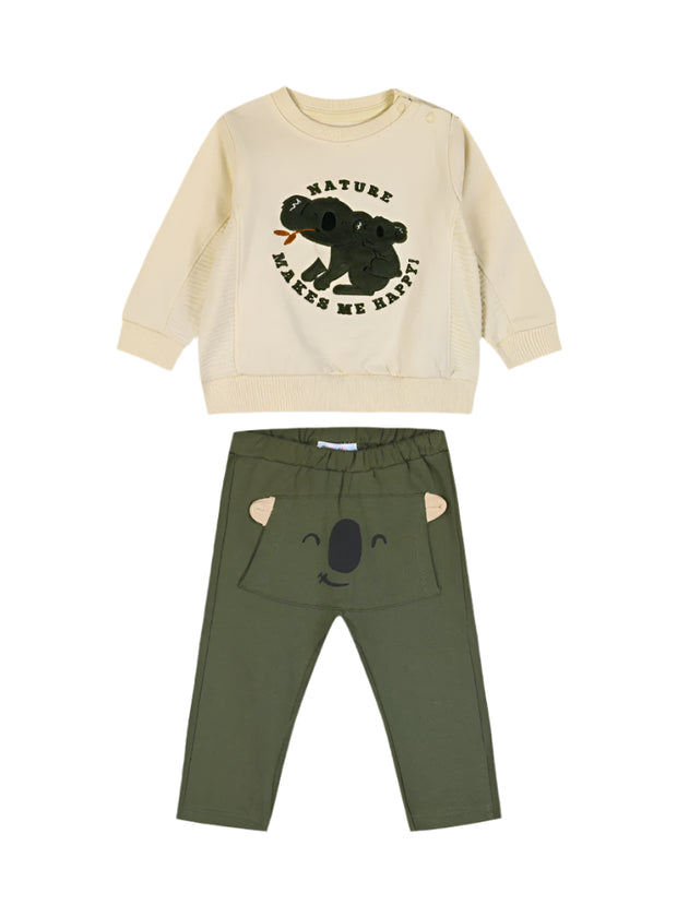 Σετ βρεφικών ρούχων για αγόρι που περιλαμβάνει εκρού φούτερ με σχέδιο κοάλα και μήνυμα 'Nature Makes Me Happy', και πράσινο παντελόνι με τσέπη-μουσούδα κοάλα. Ιδανικό για άνετες και χαρούμενες εμφανίσεις με παιχνιδιάρικο στυλ.
