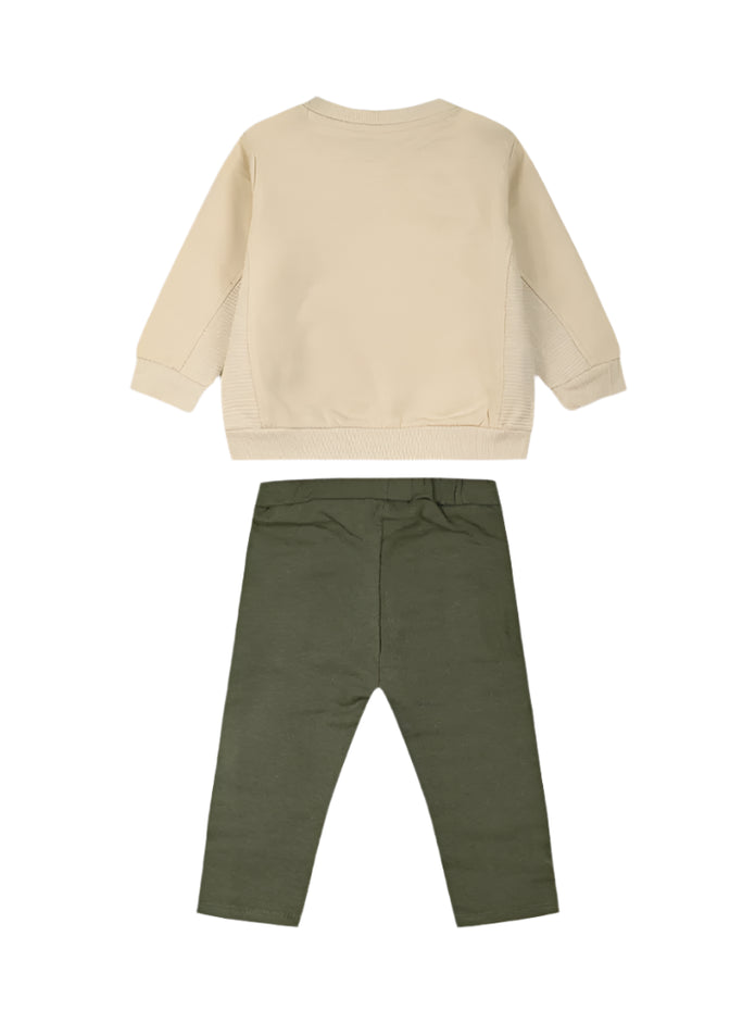 Σετ βρεφικών ρούχων για αγόρι που περιλαμβάνει εκρού φούτερ με σχέδιο κοάλα και μήνυμα 'Nature Makes Me Happy', και πράσινο παντελόνι με τσέπη-μουσούδα κοάλα. Ιδανικό για άνετες και χαρούμενες εμφανίσεις με παιχνιδιάρικο στυλ.