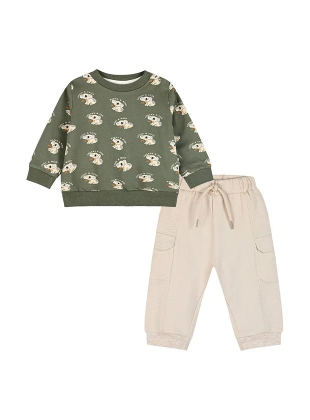 Σετ βρεφικών ρούχων για αγόρι που περιλαμβάνει πράσινη μπλούζα με μοτίβο κοάλα και μπεζ παντελόνι με κορδόνι και τσέπες. Άνετο και ιδανικό για καθημερινές δραστηριότητες με παιχνιδιάρικο στυλ