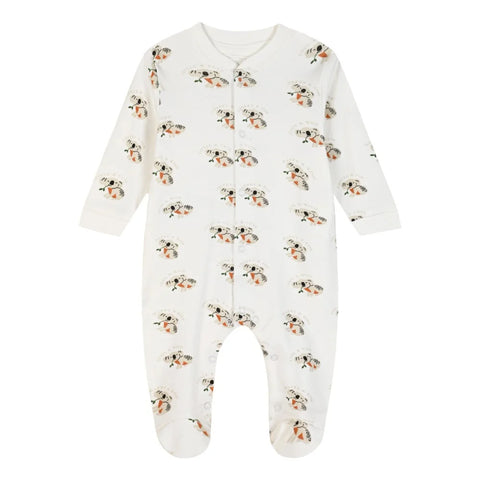 Βρεφική φορμάκι για αγοράκι σε λευκή βάση, διακοσμημένη με χαριτωμένα σχέδια από ζωάκια και πρακτικό κλείσιμο με κουμπιά. Φτιαγμένη από απαλό ύφασμα, προσφέρει άνεση και ζεστασιά, ιδανική για ηλικίες 0-24 μηνών