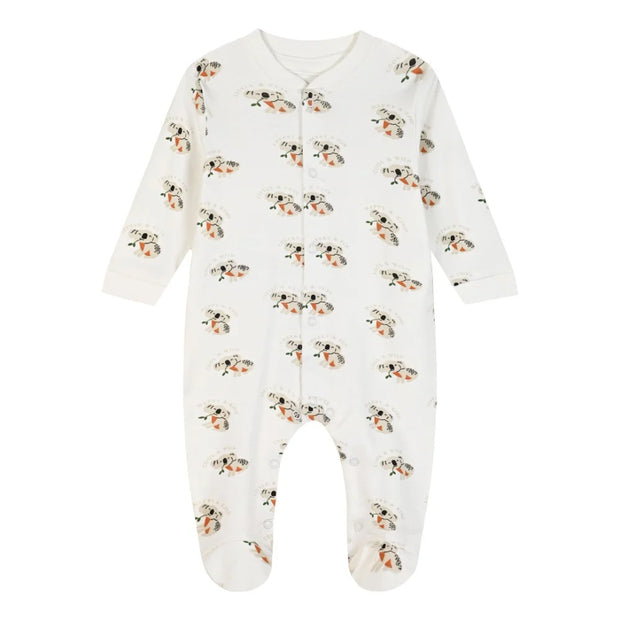 Βρεφική φορμάκι για αγοράκι σε λευκή βάση, διακοσμημένη με χαριτωμένα σχέδια από ζωάκια και πρακτικό κλείσιμο με κουμπιά. Φτιαγμένη από απαλό ύφασμα, προσφέρει άνεση και ζεστασιά, ιδανική για ηλικίες 0-24 μηνών