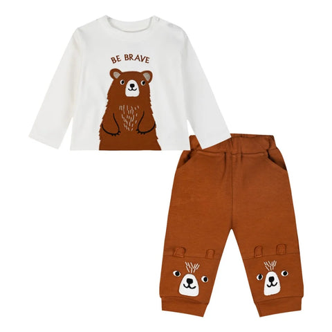 "Σετ παιδικής ένδυσης με μακρυμάνικη μπλούζα λευκού χρώματος με σχέδιο αρκούδας και μήνυμα 'Be Brave', συνδυασμένη με καφέ παντελόνι με τσέπες και χαριτωμένες αρκουδάκια στα μπατζάκια. Ιδανικό για καθημερινές εμφανίσεις."