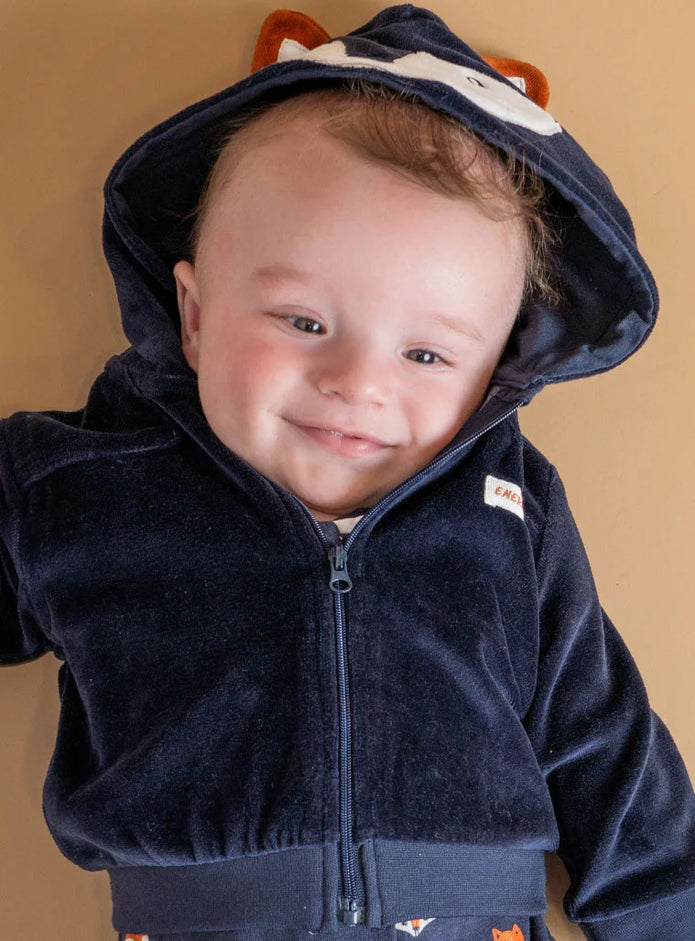 Μωρό αγόρι φοράει μπλε βρεφική ζακέτα Energiers με κουκούλα αλεπουδάκι.
