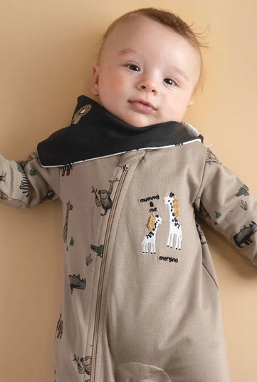 Μωρό αγόρι φοράει μπεζ βρεφικό φορμάκι Energiers με ζωάκια safari και μαντηλάκι.