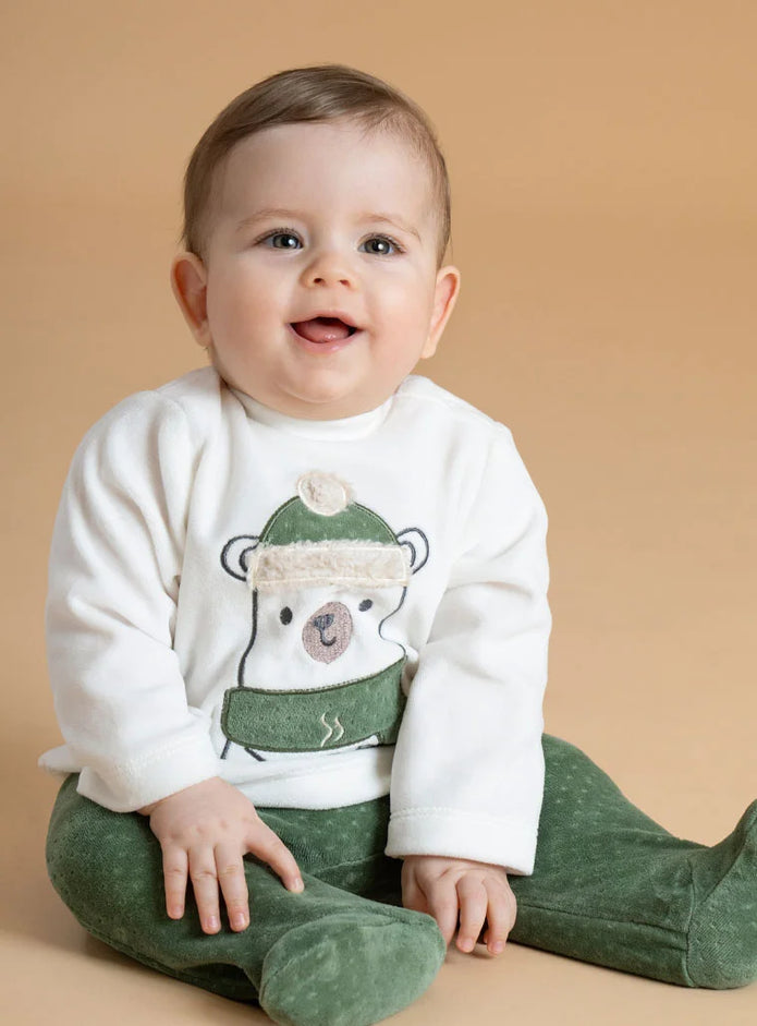 Μωρό φοράει το βρεφικό σετ Energiers εκρού με αρκουδάκι και πράσινο παντελόνι.