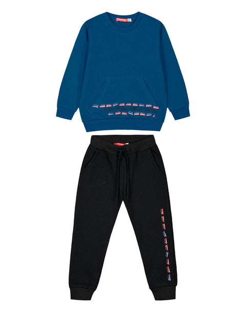 Παιδικό σετ φόρμας για αγόρια με μπλε φούτερ και σχέδιο πυροσβεστικών οχημάτων, συνδυασμένο με μαύρο παντελόνι φόρμας με κόκκινες και μπλε λεπτομέρειες.