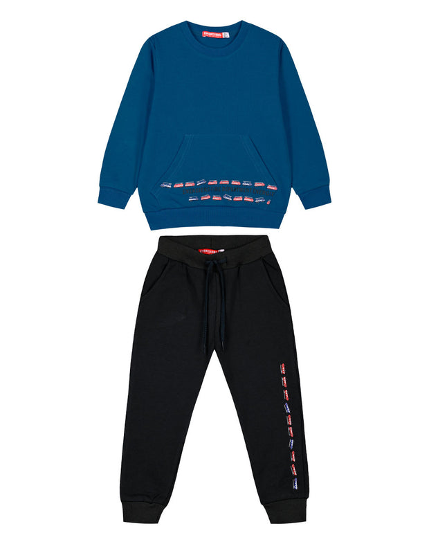 Παιδικό σετ φόρμας για αγόρια με μπλε φούτερ και σχέδιο πυροσβεστικών οχημάτων, συνδυασμένο με μαύρο παντελόνι φόρμας με κόκκινες και μπλε λεπτομέρειες.