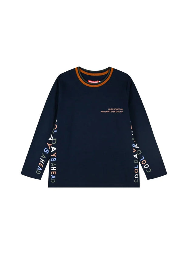 Σκούρα μπλε μπλούζα με μακρύ μανίκι και λεπτομέρειες κειμένου. Το κείμενο στο στήθος γράφει: "Look up, get up and don't ever give up", ενώ στα μανίκια αναγράφεται "Cool Days Ahead". Διαθέτει πορτοκαλί λεπτομέρειες στον λαιμό για μια μοντέρνα εμφάνιση. Ιδανική για casual ντύσιμο για αγόρι 