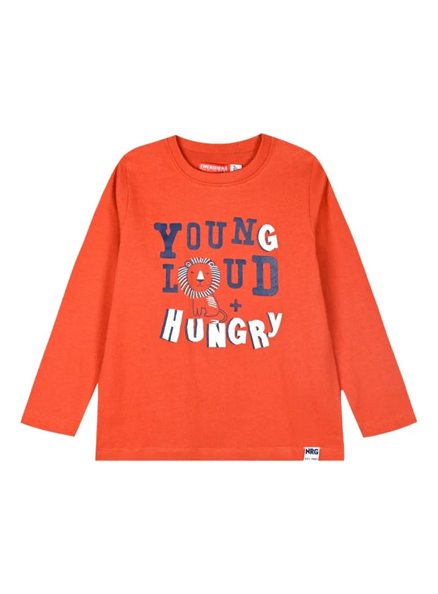 Παιδική μακρυμάνικη μπλούζα σε ζωηρό πορτοκαλί χρώμα, με στάμπα που γράφει "YOUNG LOUD + HUNGRY" και μια χαριτωμένη εικόνα λιονταριού. Ιδανική για αγόρια, κατασκευασμένη από μαλακό και άνετο βαμβακερό ύφασμα, ιδανική για καθημερινή χρήση για αγόρι 