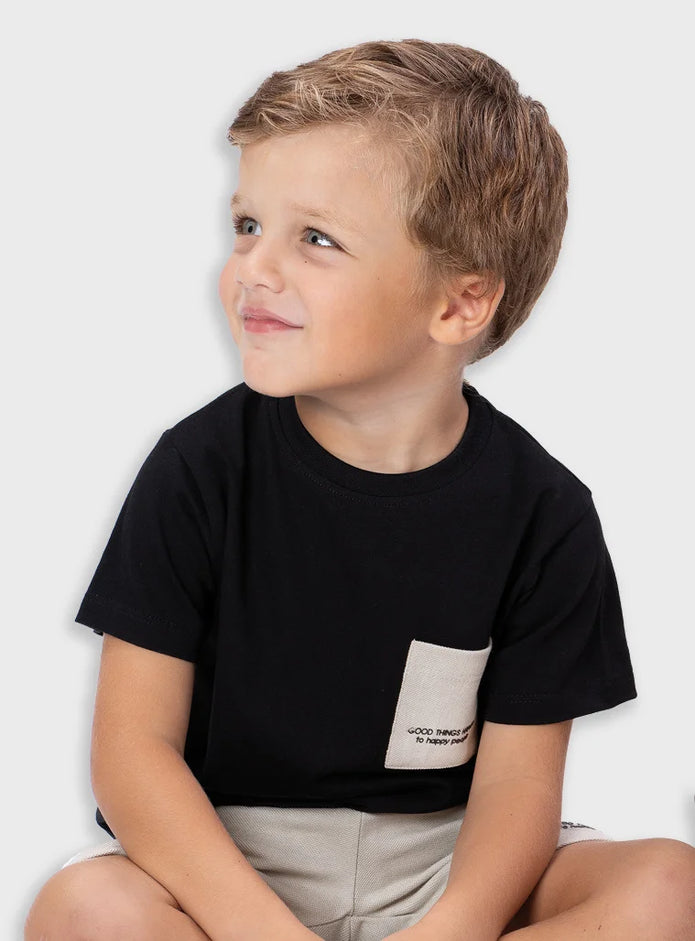 παιδικό σετ Energiers μαύρη μπλούζα με τσέπη και μπεζ σορτσάκι

παιδική μπλούζα μαύρη με τύπωμα Good things happen Energiers

παιδικό μπεζ σορτσάκι με κορδόνι και λάστιχο Energiers