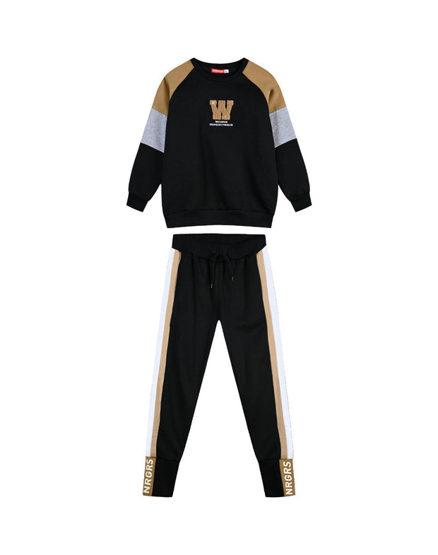 Παιδικό σετ φόρμας για αγόρια με μαύρο φούτερ και μπεζ-γκρι λεπτομέρειες στους ώμους, τύπωμα 'W Energiers Premium', συνδυασμένο με μαύρο παντελόνι φόρμας με μπεζ και λευκές ρίγες στα πλάγια.