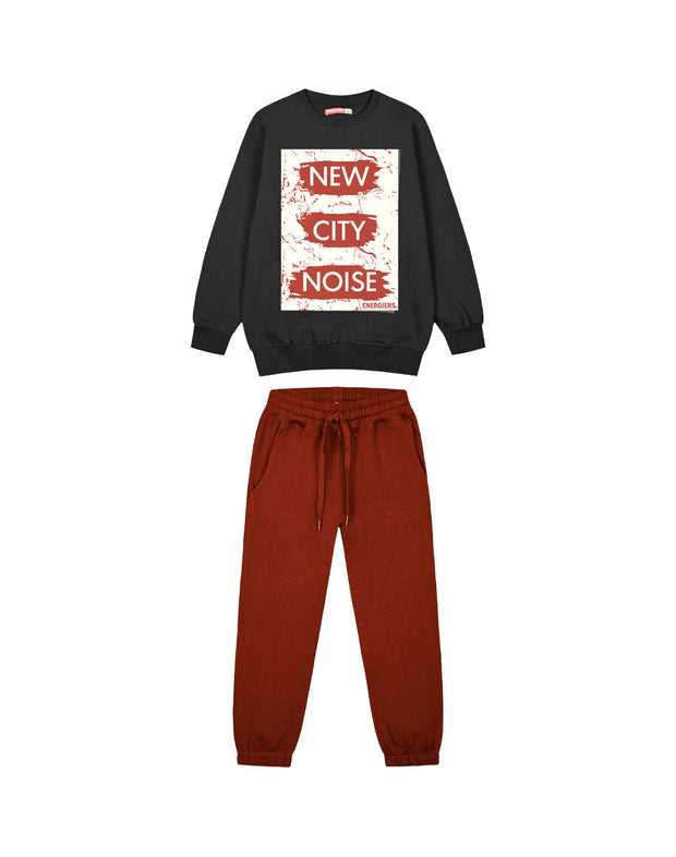 Παιδικό σετ φόρμας για αγόρια με μαύρο φούτερ και τύπωμα 'New City Noise', συνδυασμένο με κεραμιδί παντελόνι φόρμας με λάστιχο στη μέση και στους αστραγάλους.