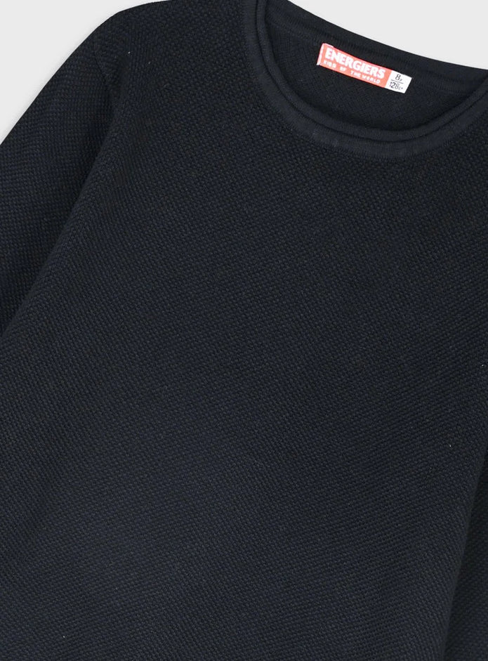 Λεπτομέρεια παιδικού πουλόβερ Energiers σε μαύρο χρώμα με στρογγυλή λαιμόκοψη