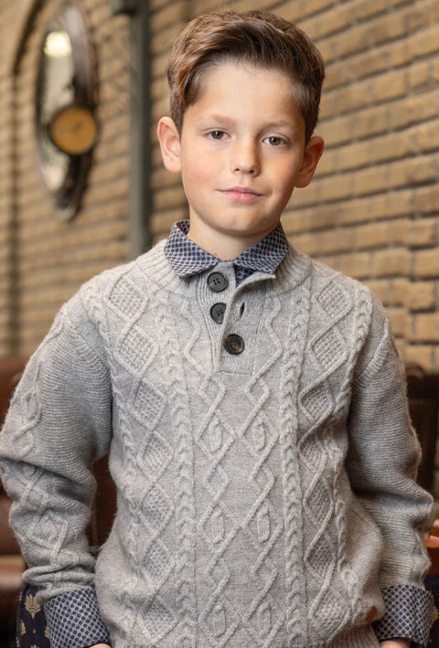 αγόρι φοράει γκρι πλεκτό πουλόβερ Energiers με κουμπιά στο λαιμό