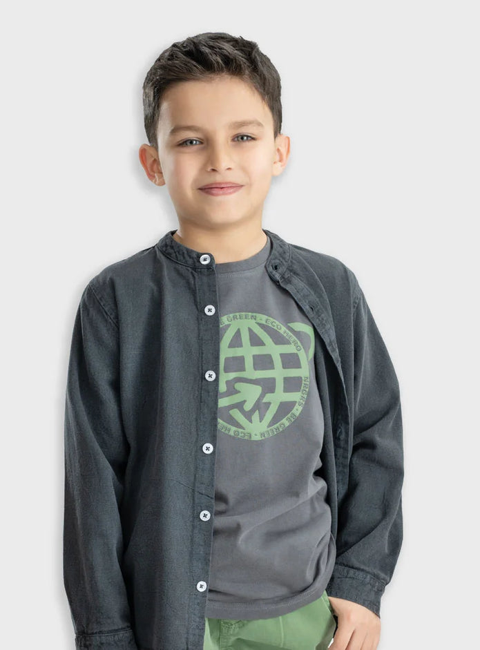 Αγόρι φοράει γκρι μπλούζα Energiers με στάμπα Be Green και ανοιχτό πουκάμισο.