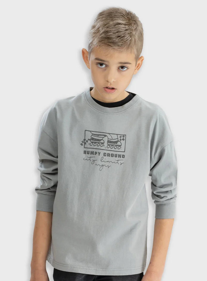 Αγόρι φοράει γκρι μακρυμάνικη μπλούζα Energiers με στάμπα πατίνια.
