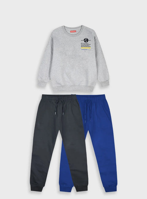 Παιδικό σετ φόρμας Energiers 3 τεμαχίων για αγόρι, με γκρι φούτερ "World Explorer" και δύο παντελόνια σε μαύρο και μπλε χρώμα.