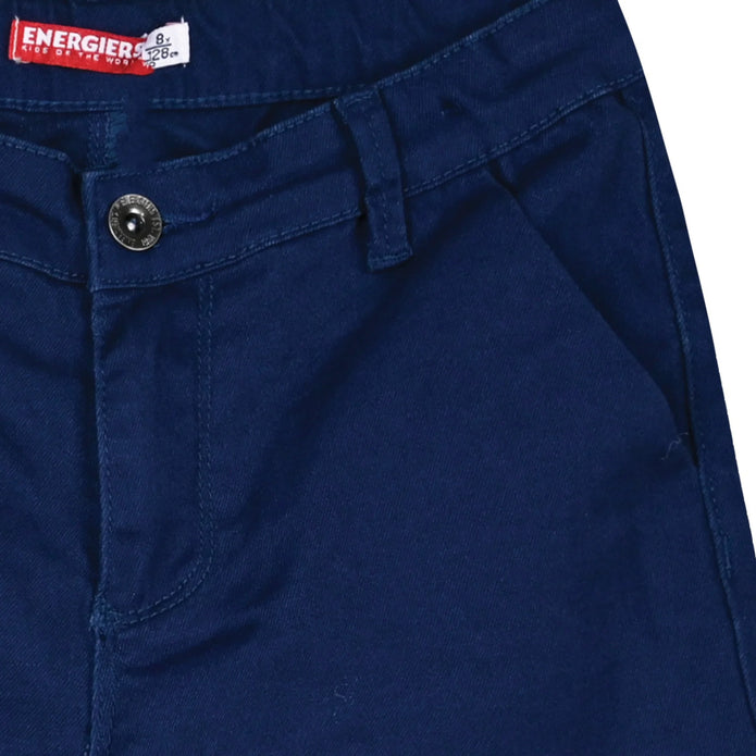 Παιδική βερμούδα chino, διαθέσιμη σε μπλε και πράσινο χρώμα, με κουμπί και τσέπες, ιδανική για κομψές και άνετες καλοκαιρινές εμφανίσεις για αγόρι 