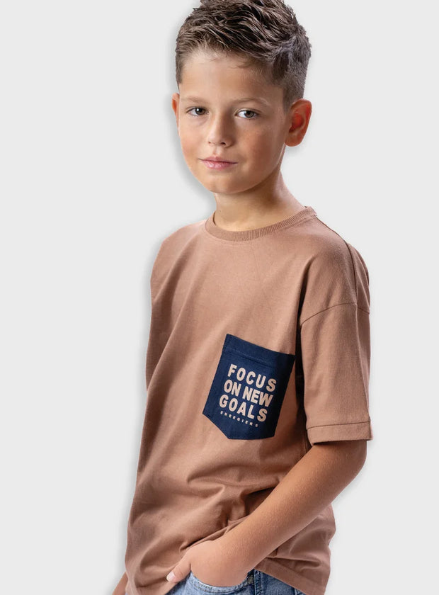 Energiers παιδικό κοντομάνικο t-shirt αγοριού σοκολατί με μπλε τσέπη Focus On New Goals