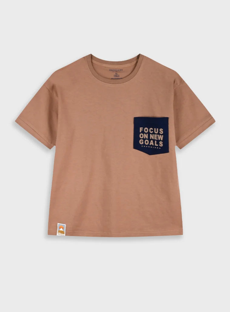 Energiers παιδικό κοντομάνικο t-shirt αγοριού σοκολατί με μπλε τσέπη Focus On New Goals