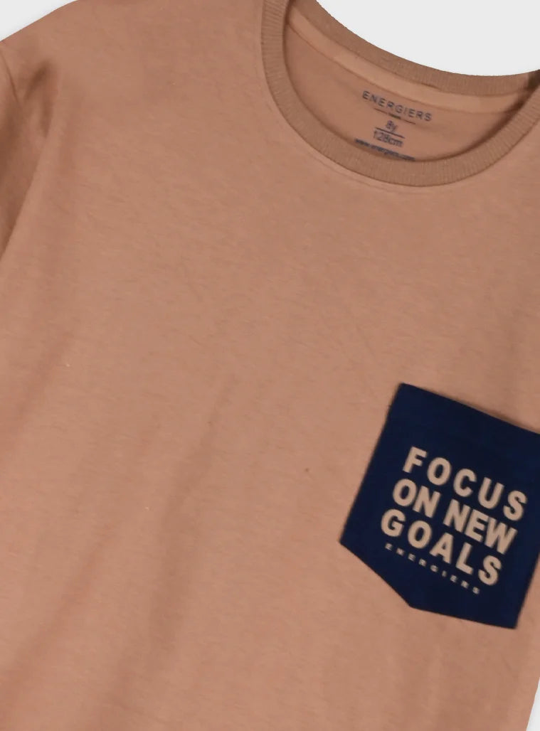 Energiers παιδικό κοντομάνικο t-shirt αγοριού σοκολατί με μπλε τσέπη Focus On New Goals
