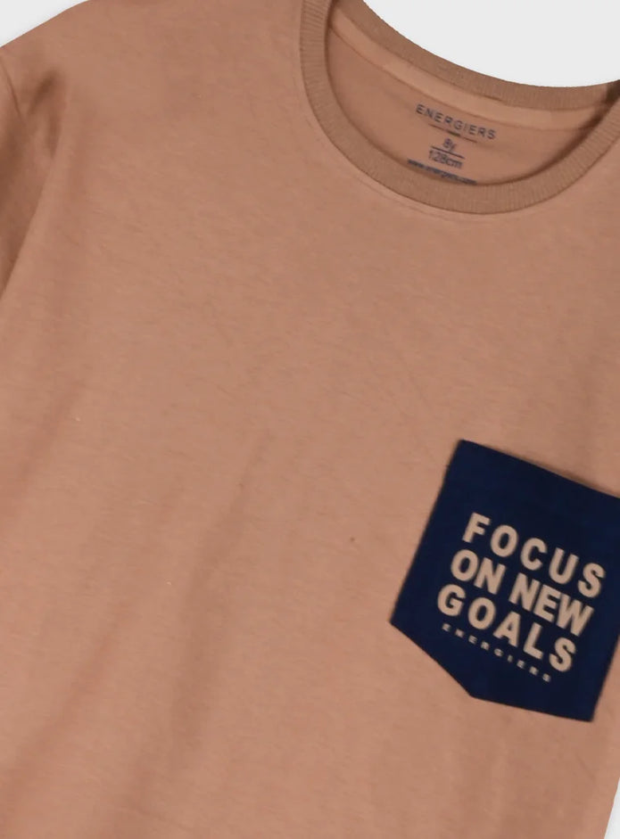Energiers παιδικό κοντομάνικο t-shirt αγοριού σοκολατί με μπλε τσέπη Focus On New Goals