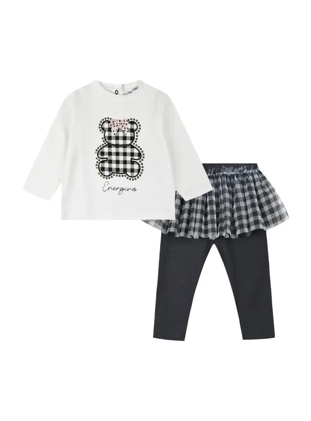 Σετ βρεφικών ρούχων για κορίτσι που περιλαμβάνει λευκή μπλούζα με σχέδιο καρό αρκουδάκι και διακοσμητικό φιόγκο, και μαύρο κολάν με ενσωματωμένη καρό φούστα. Κομψό και παιχνιδιάρικο για ιδιαίτερες εμφανίσεις
