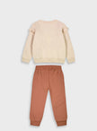 Πίσω όψη παιδικού σετ φόρμας Energiers με μπεζ μπλούζα και σαπιοκάραμελ παντελόνι.