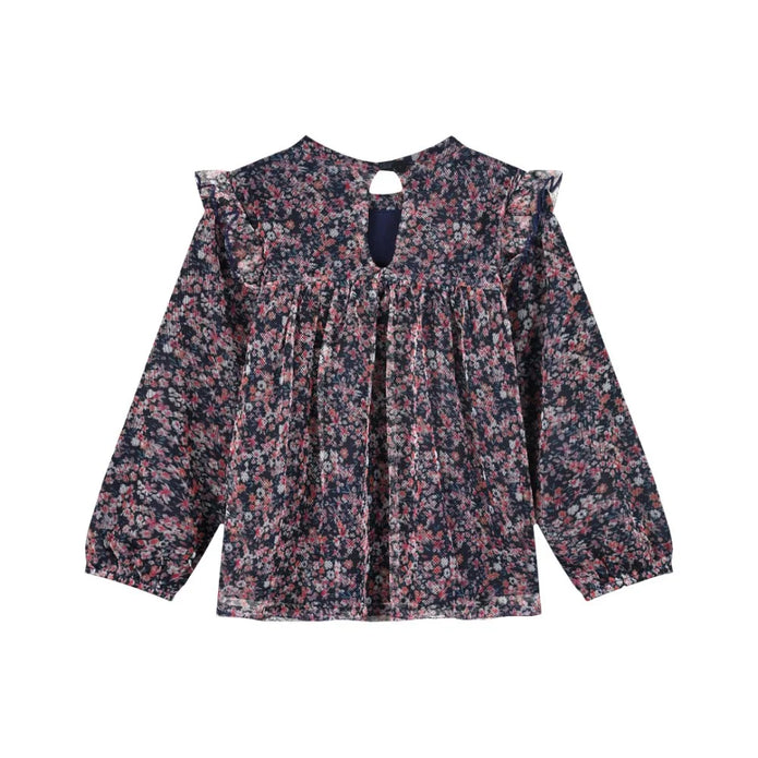 Κοριτσίστικη μπλούζα με μακριά μανίκια σε σκούρο μπλε χρώμα, διακοσμημένη με λουλουδάτο μοτίβο σε αποχρώσεις του ροζ και του λευκού. Διαθέτει διακριτικά βολάν στους ώμους και κουμπάκι για κλείσιμο στο πίσω μέρος, προσφέροντας ρομαντικό και κομψό στυλ φλοραλ πουκαμίσα για κορίτσι 